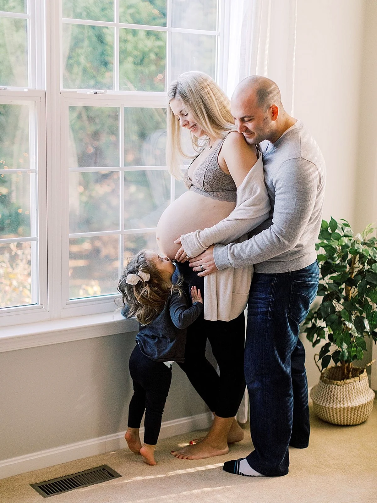 Фотосессия беременной с семьей