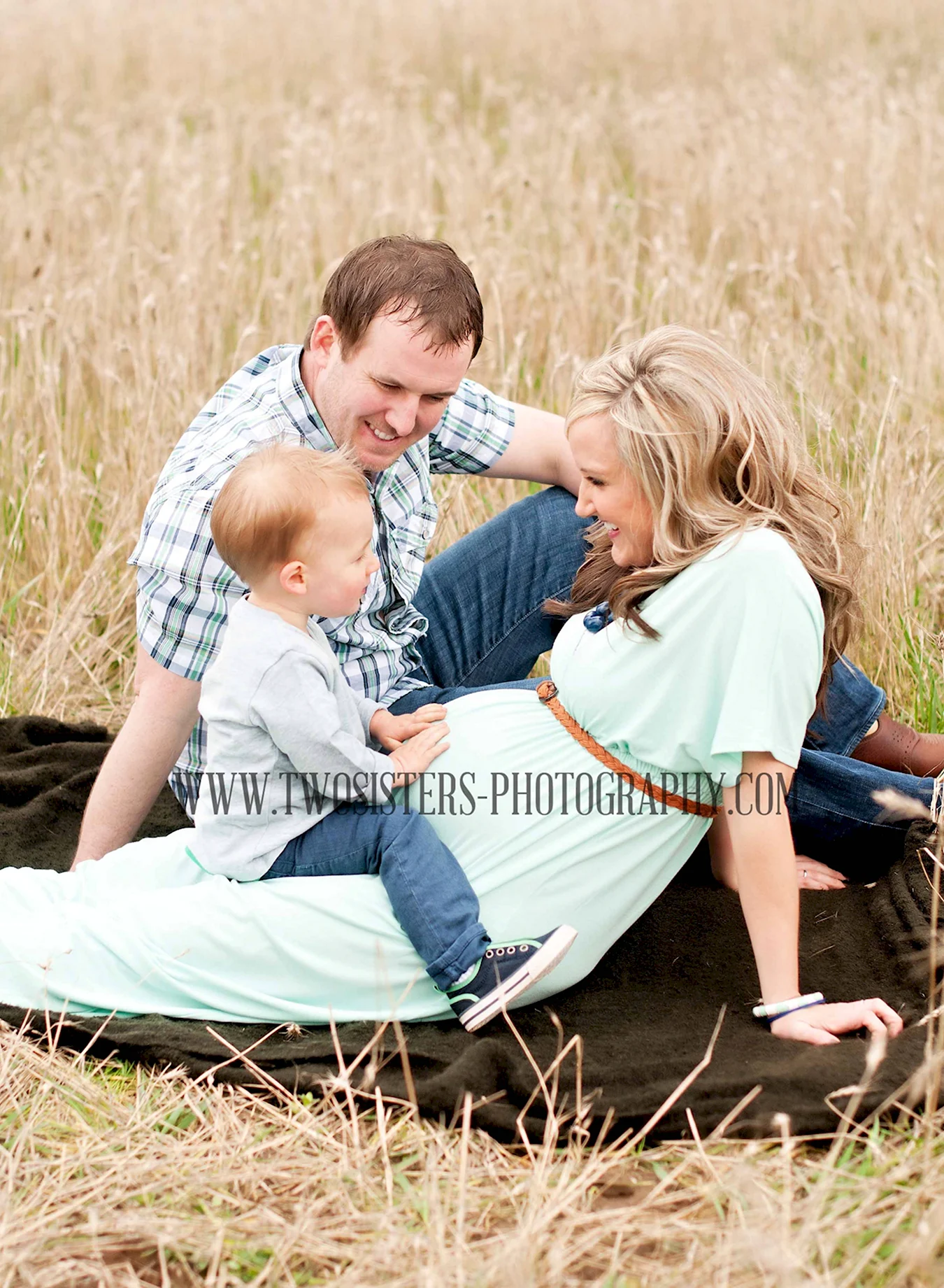 Фотосессия беременной с семьей на природе