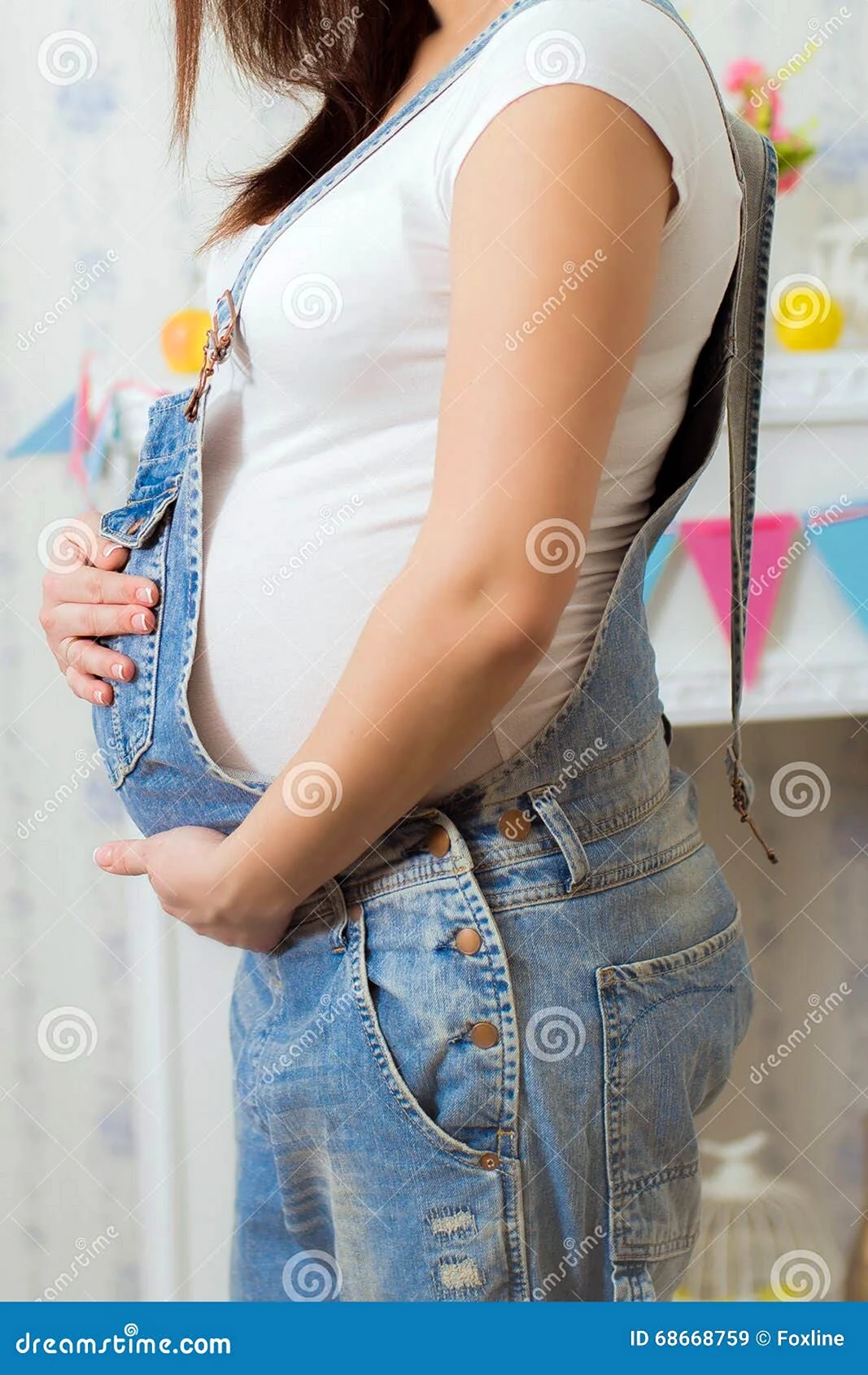 Фотосессия беременной в джинсовом комбинезоне