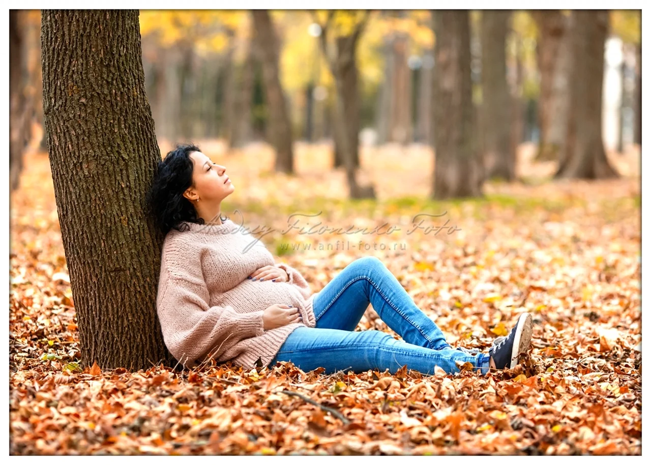 Фотосессия беременной в парке осенью