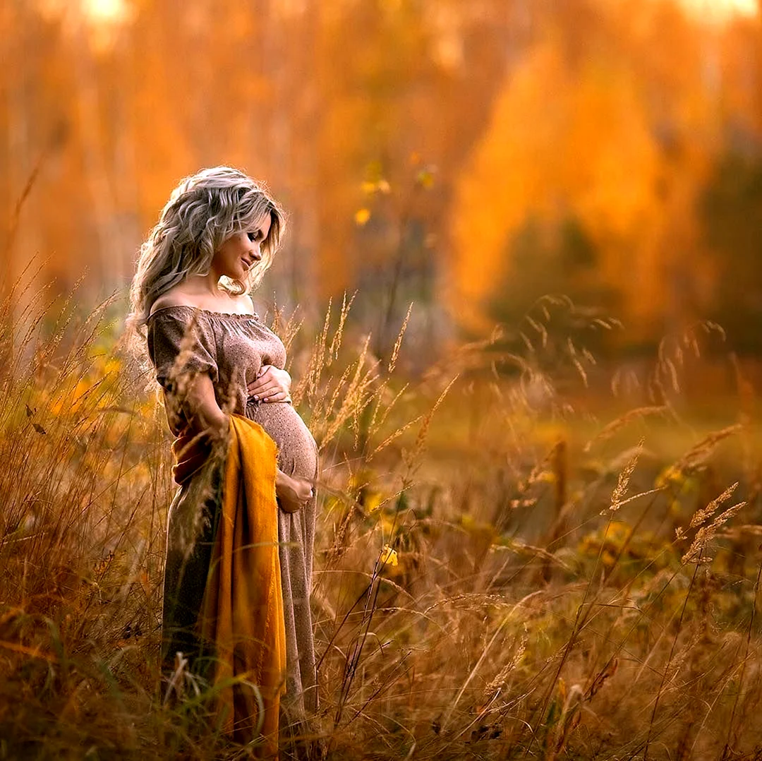 Фотосессия беременной в поле осень