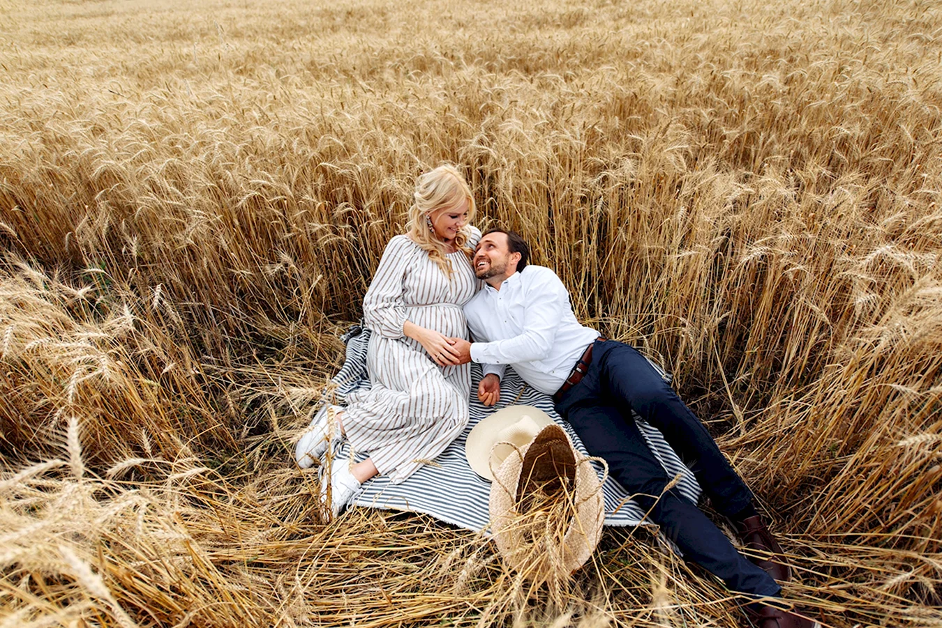 Фотосессия беременной в поле пшеницы