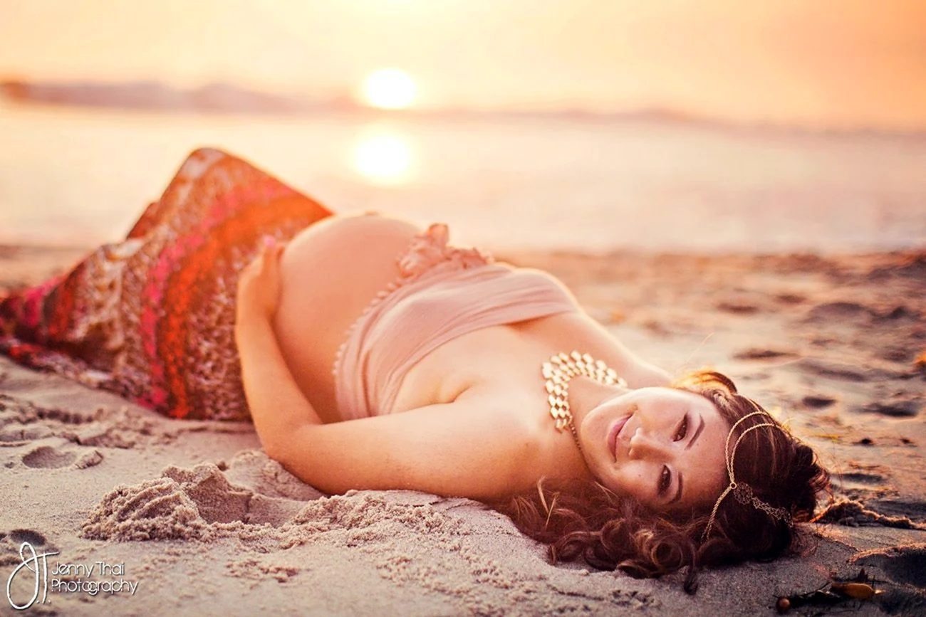Фотосессия беременности на песке