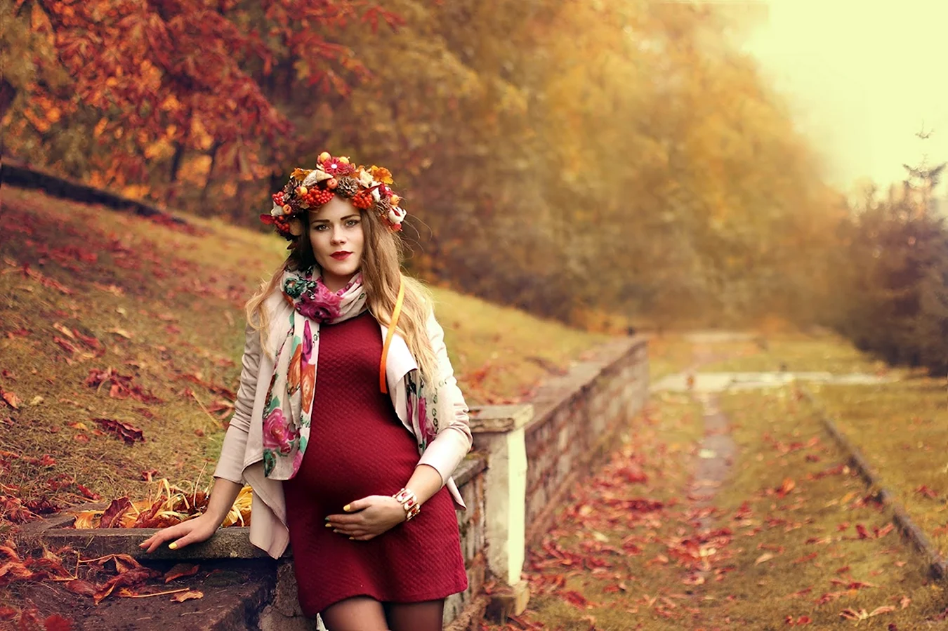 Фотосессия беременности осенью в шляпе
