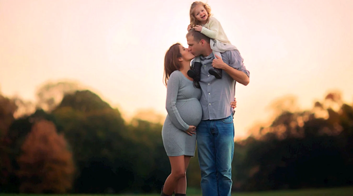 Фотосессия беременности с семьей