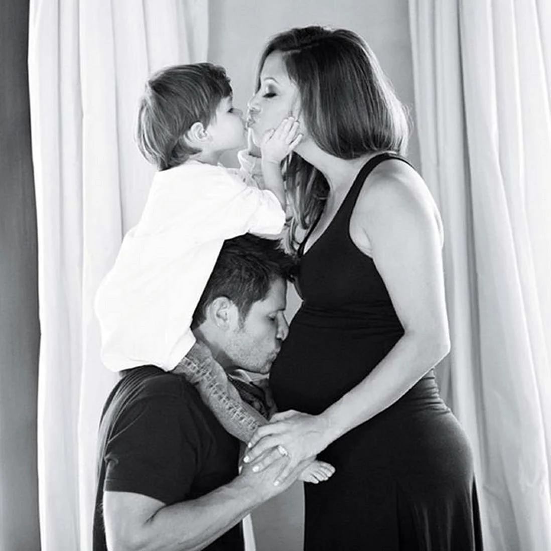 Фотосессия беременных с мужем и ребенком