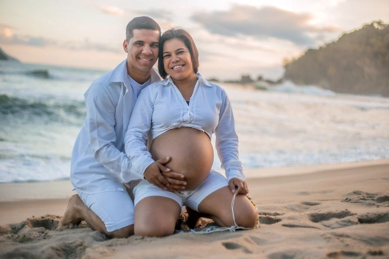 Фотосессия беременных с мужем на море