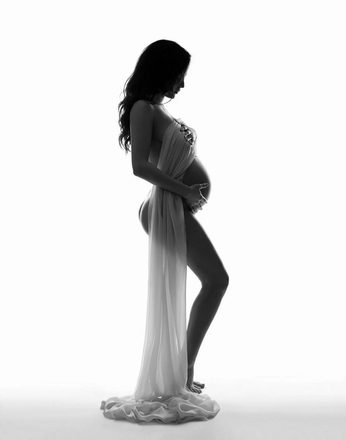 Фотосессия беременных с тканью