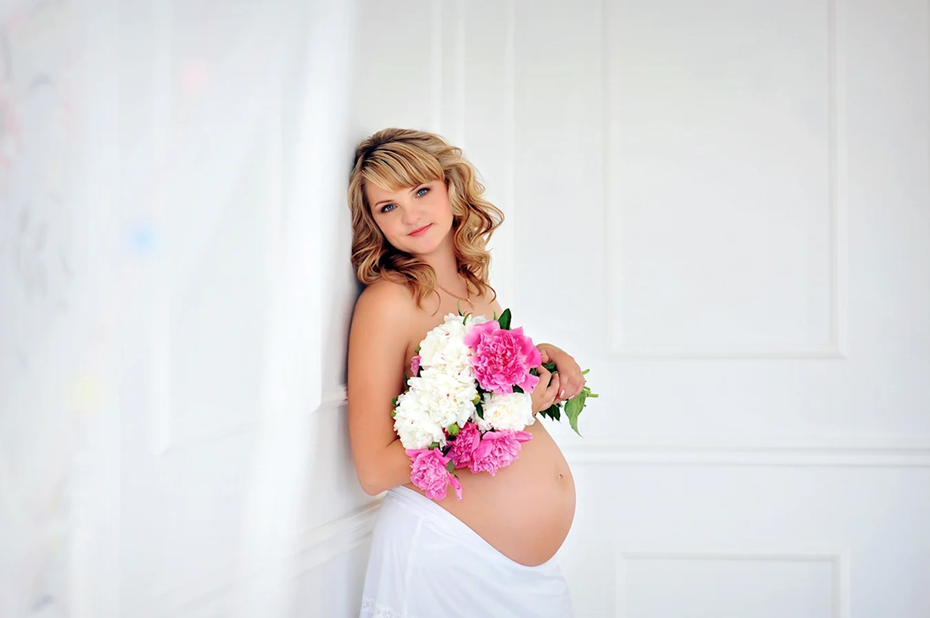 Фотосессия беременных с цветами