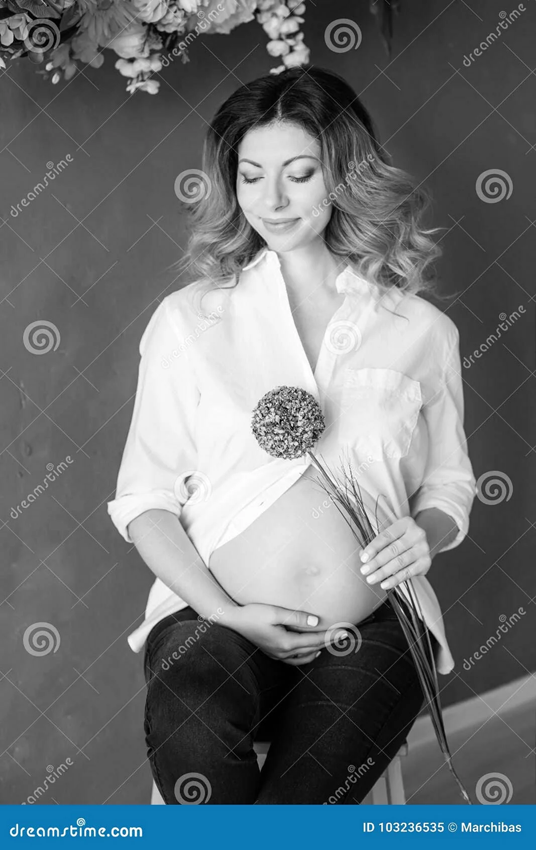 Фотосессия беременных в белой рубашке