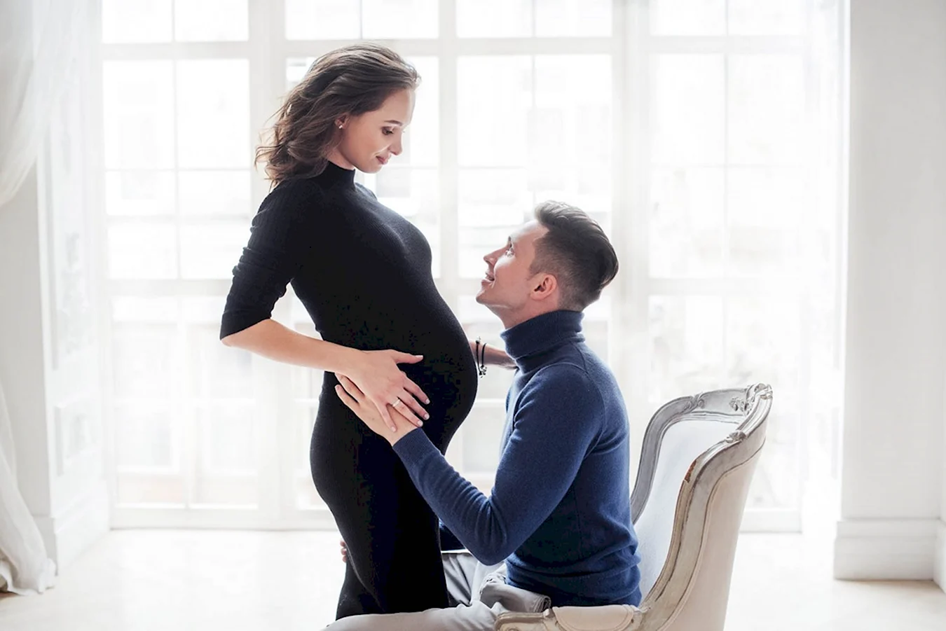 Фотосессия беременных в черном платье с мужем