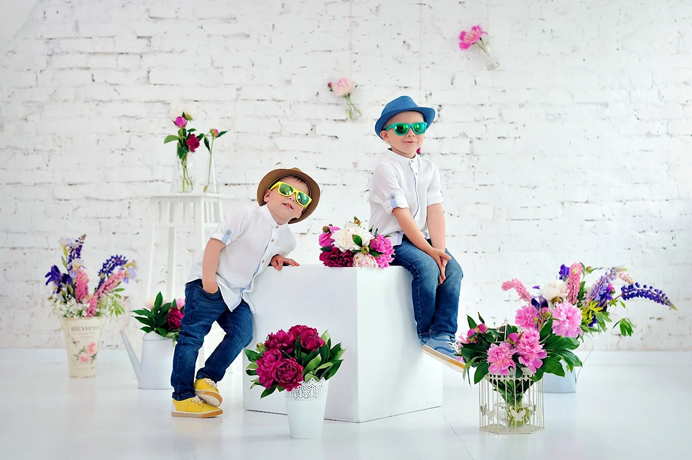 Фотосессия детей с цветами в студии