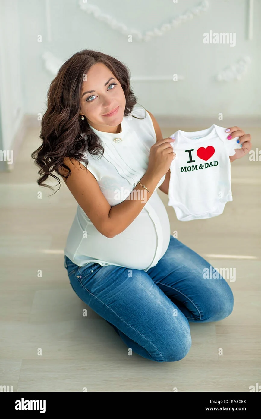 Фотосессия для беременных в джинсах и белой футболке