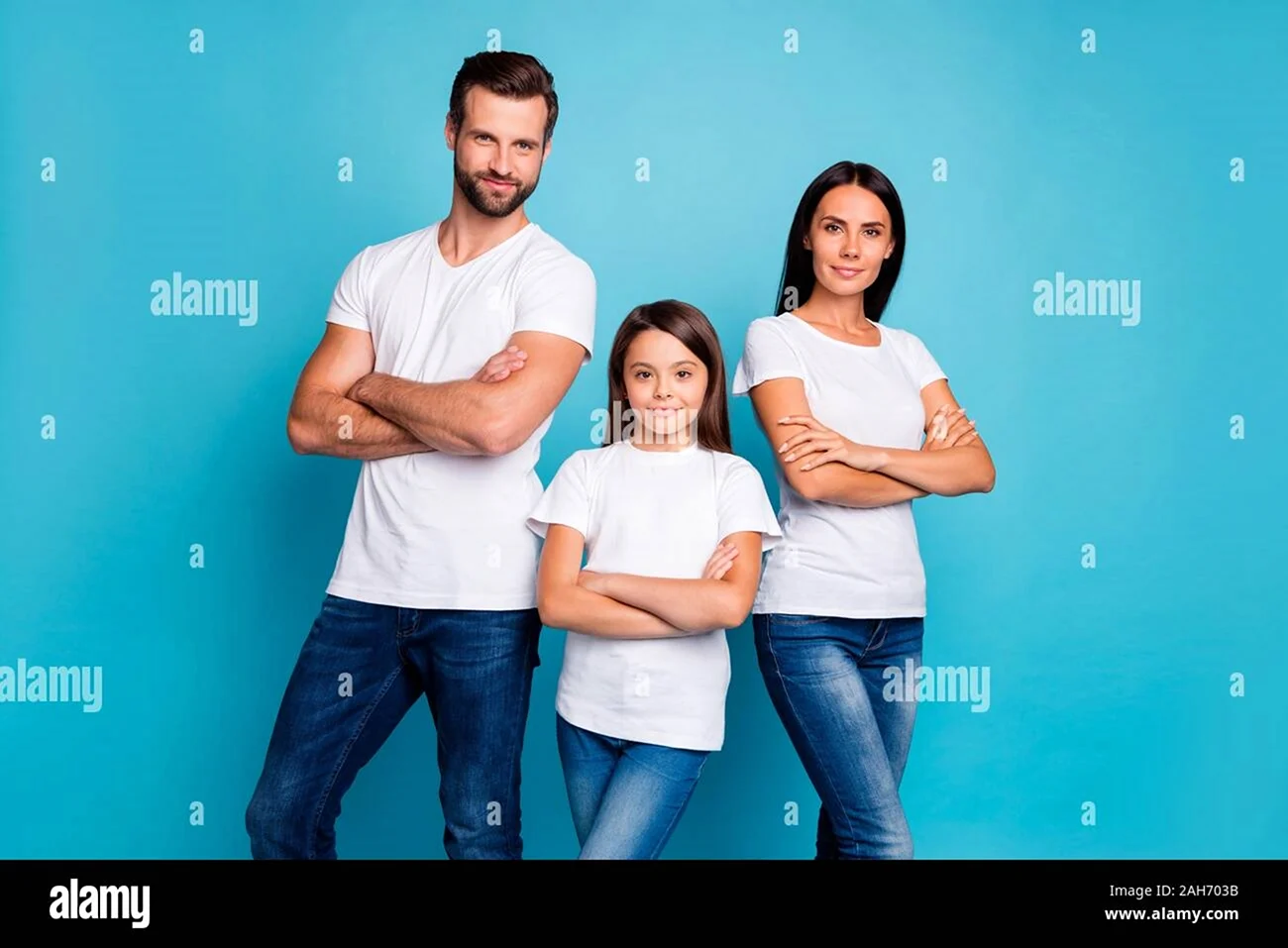 Фотосессия джинсы и белая футболка семья