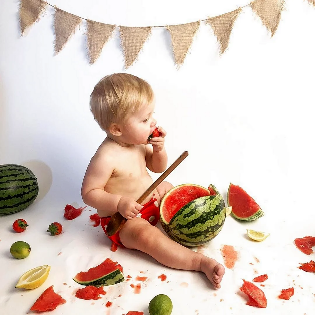 Фотосессия малыша с арбузом