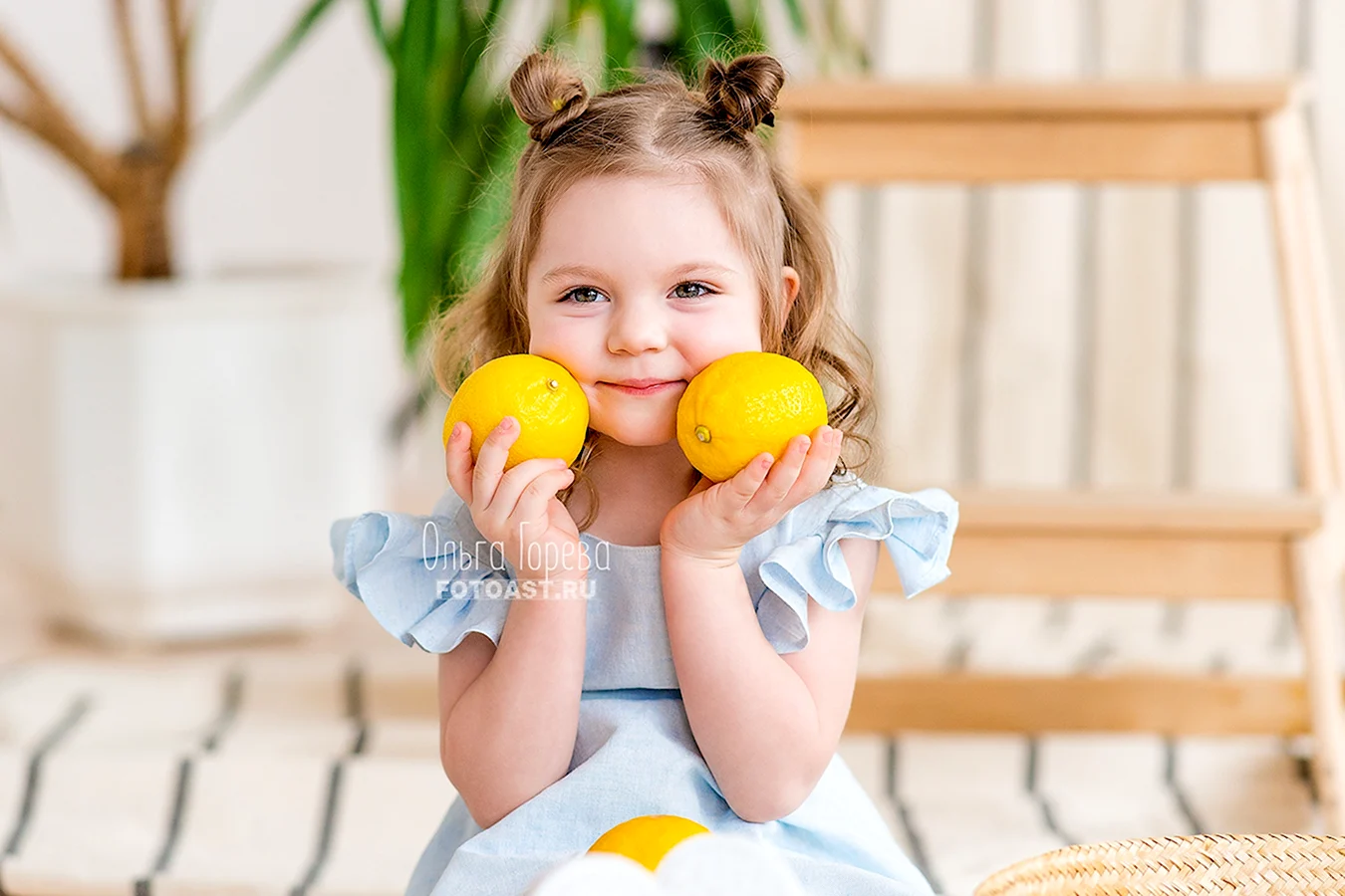 Фотосессия малыша с лимонами