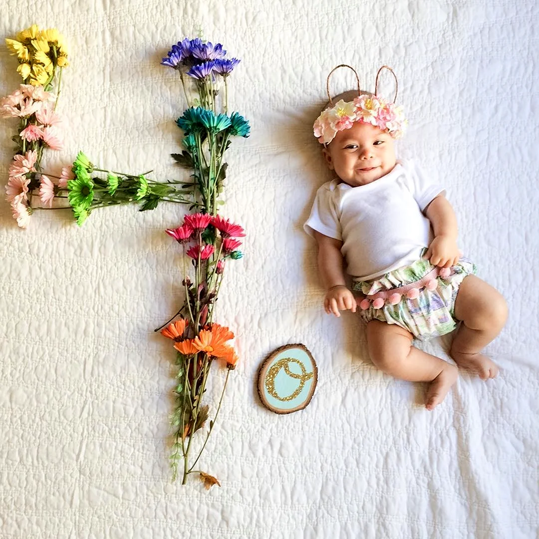 Фотосессия малышей с цветами