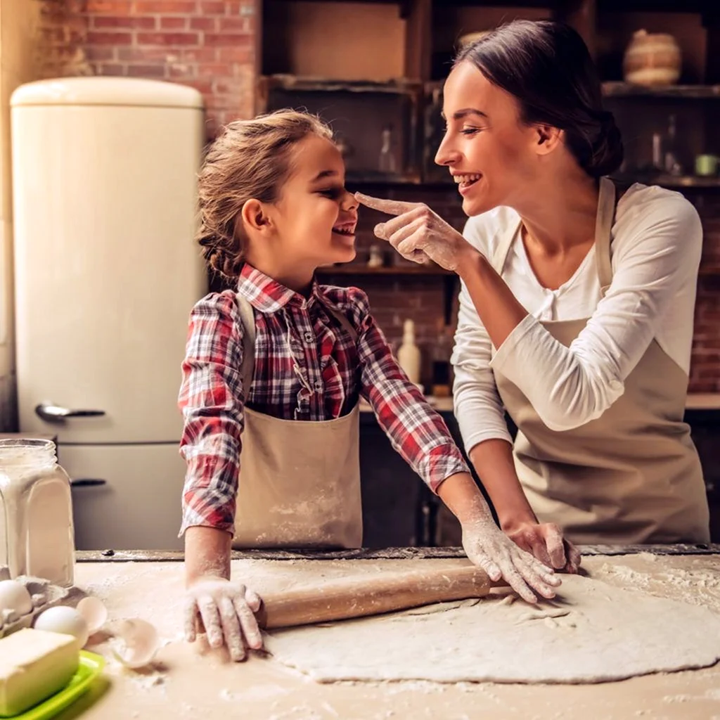 Фотосессия мама и дочь на кухне