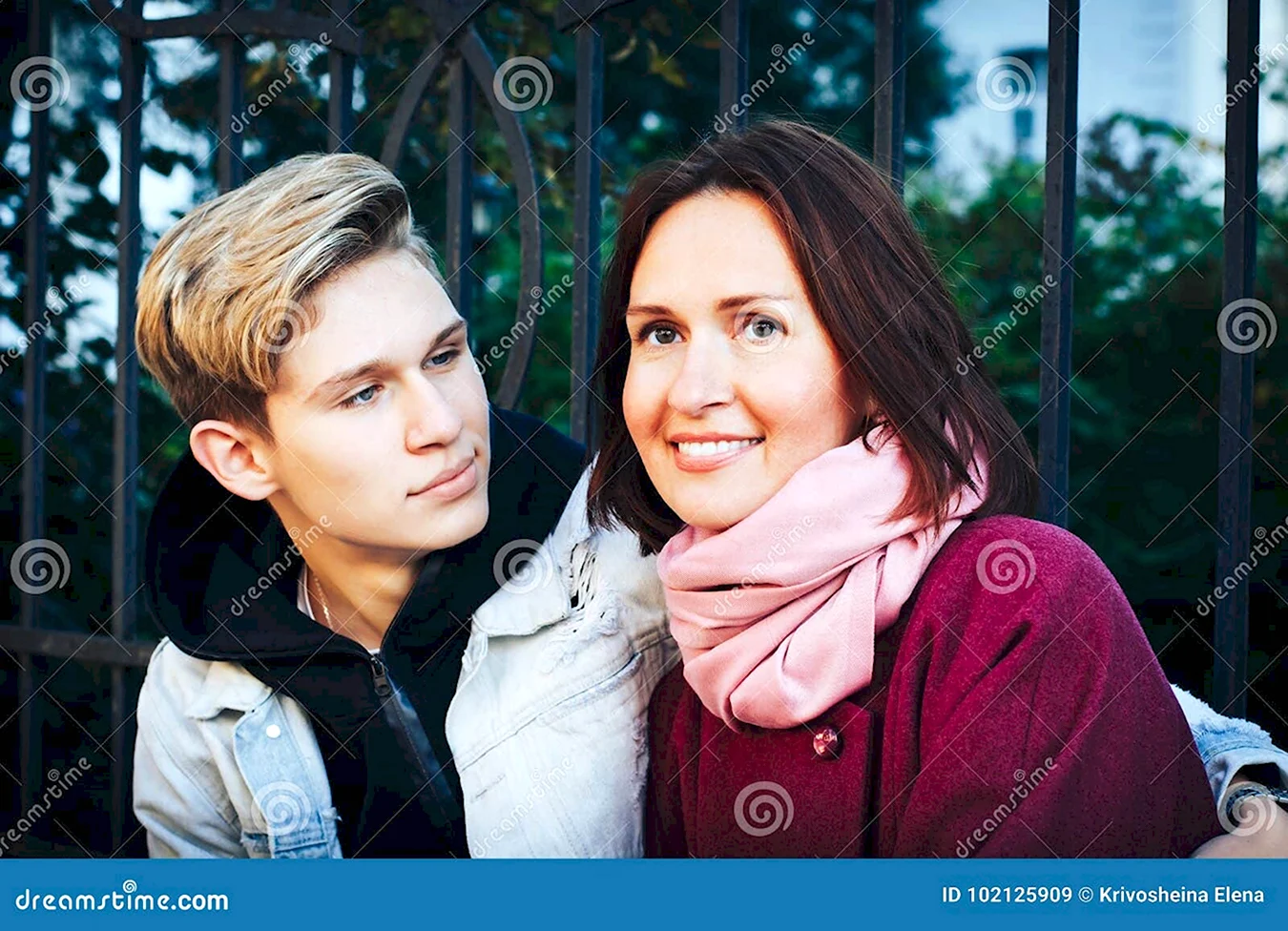 Фотосессия мать и взрослый сын