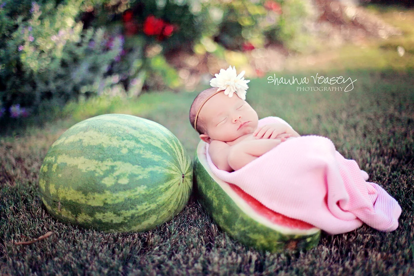 Фотосессия младенца с арбузом