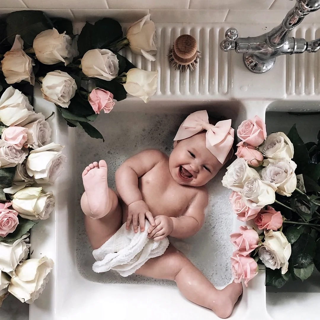 Фотосессия младенца с цветами