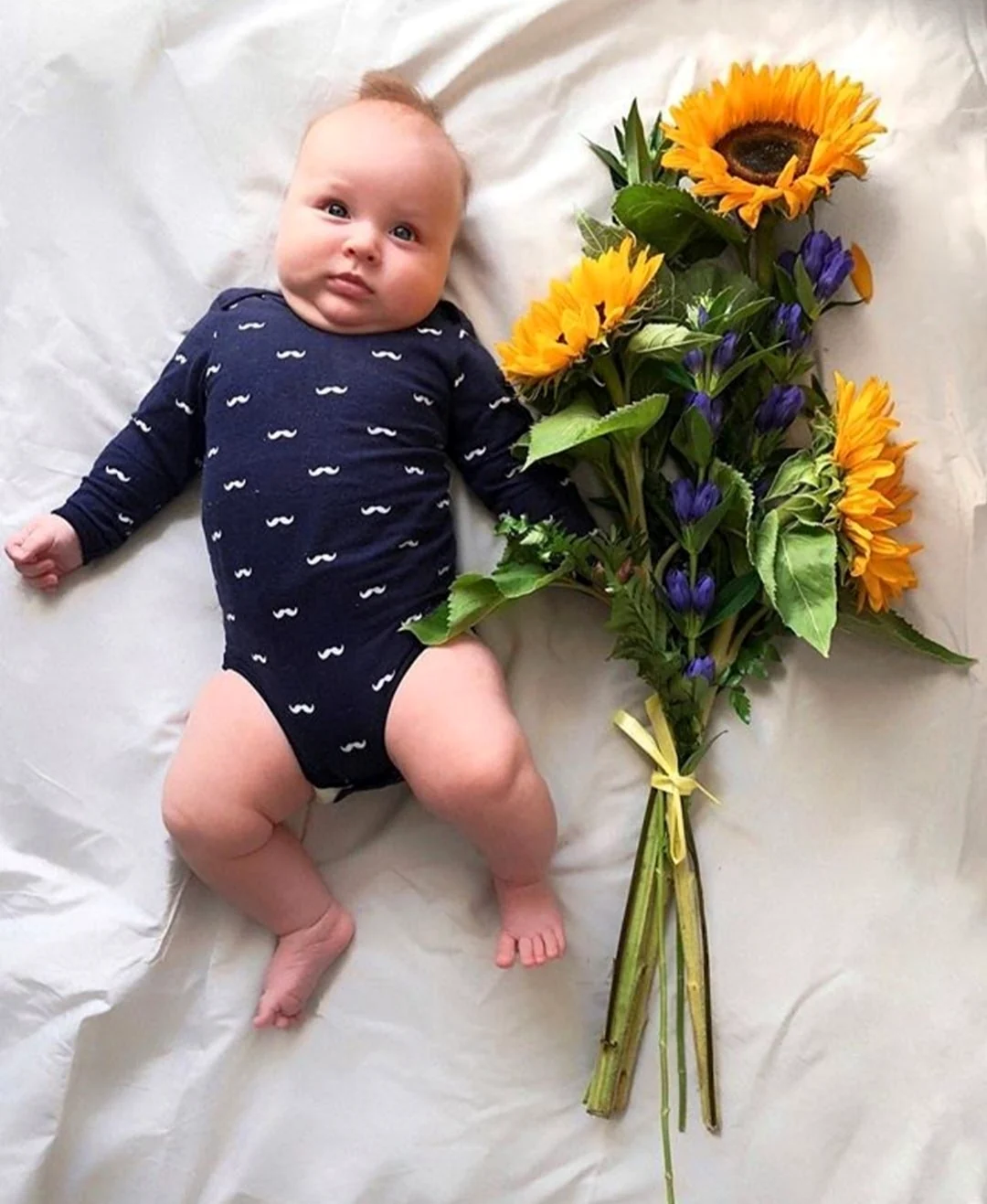 Фотосессия младенца с цветами