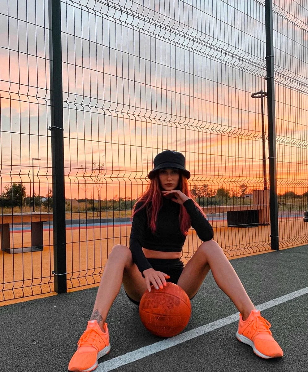 Фотосессия на баскетбольной площадке девушки