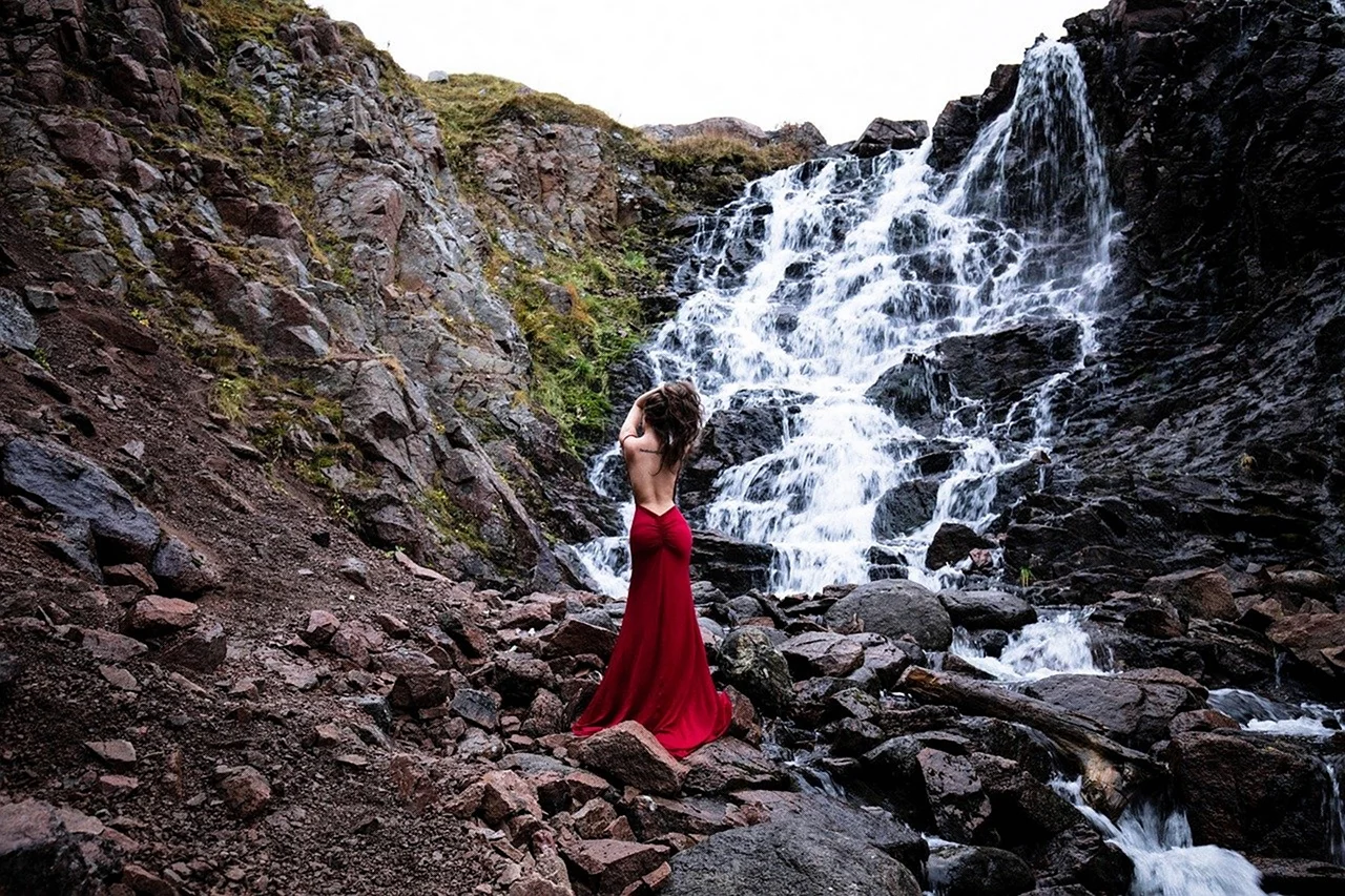 Фотосессия на фоне водопада