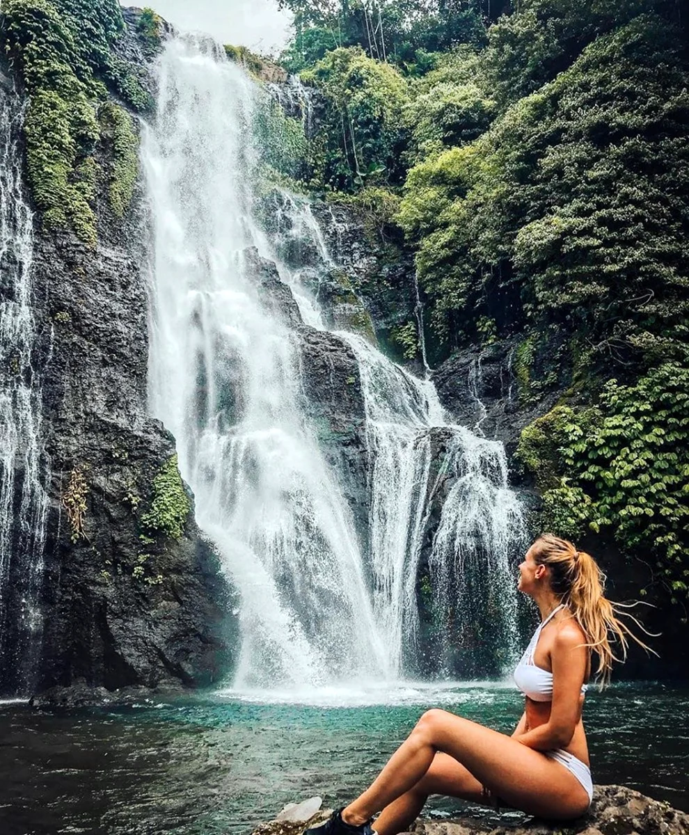 Фотосессия на фоне водопада