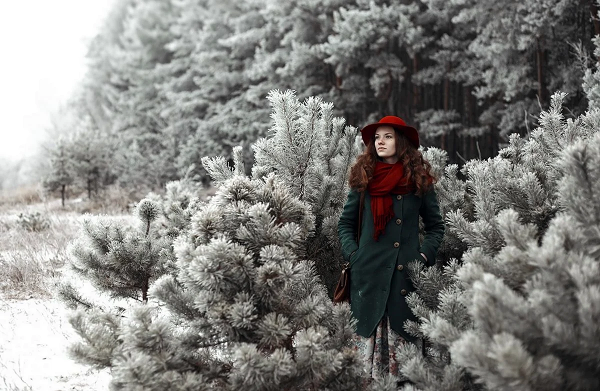 Фотосессия на фоне зимнего леса