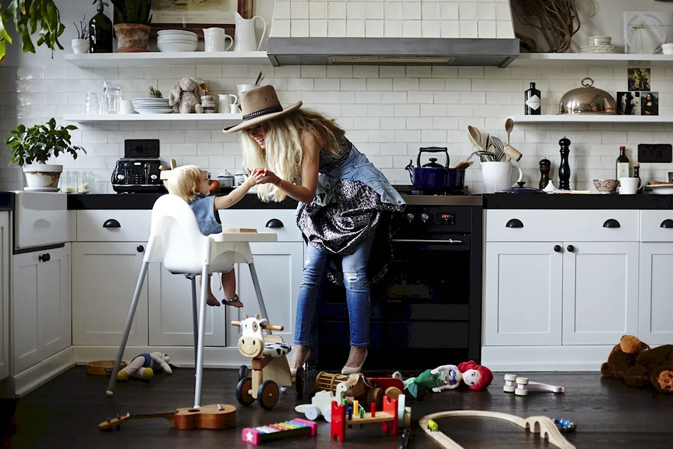 Фотосессия на кухне дома с ребенком