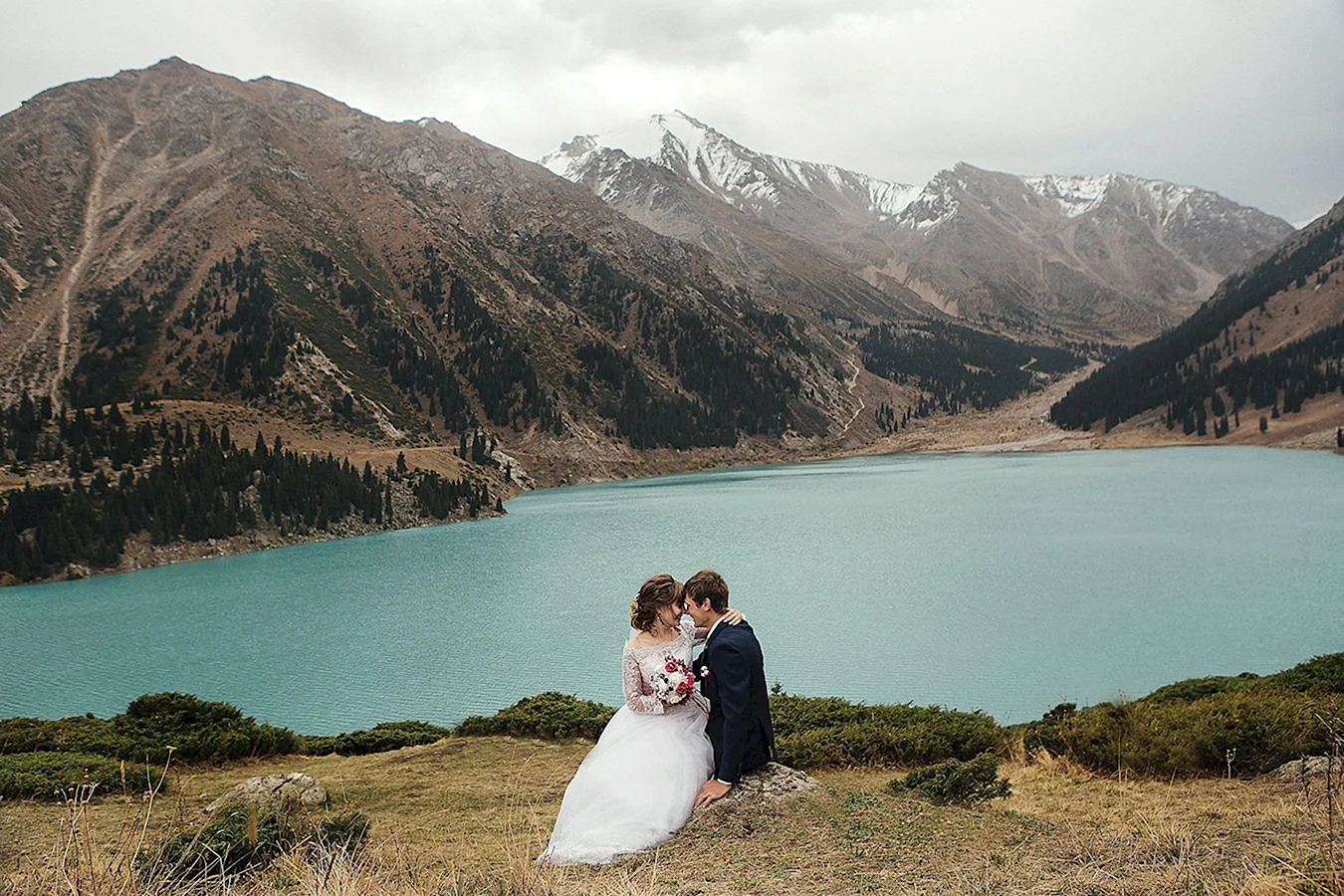 Фотосессия невесты и жениха возле озера в горах Семигорье