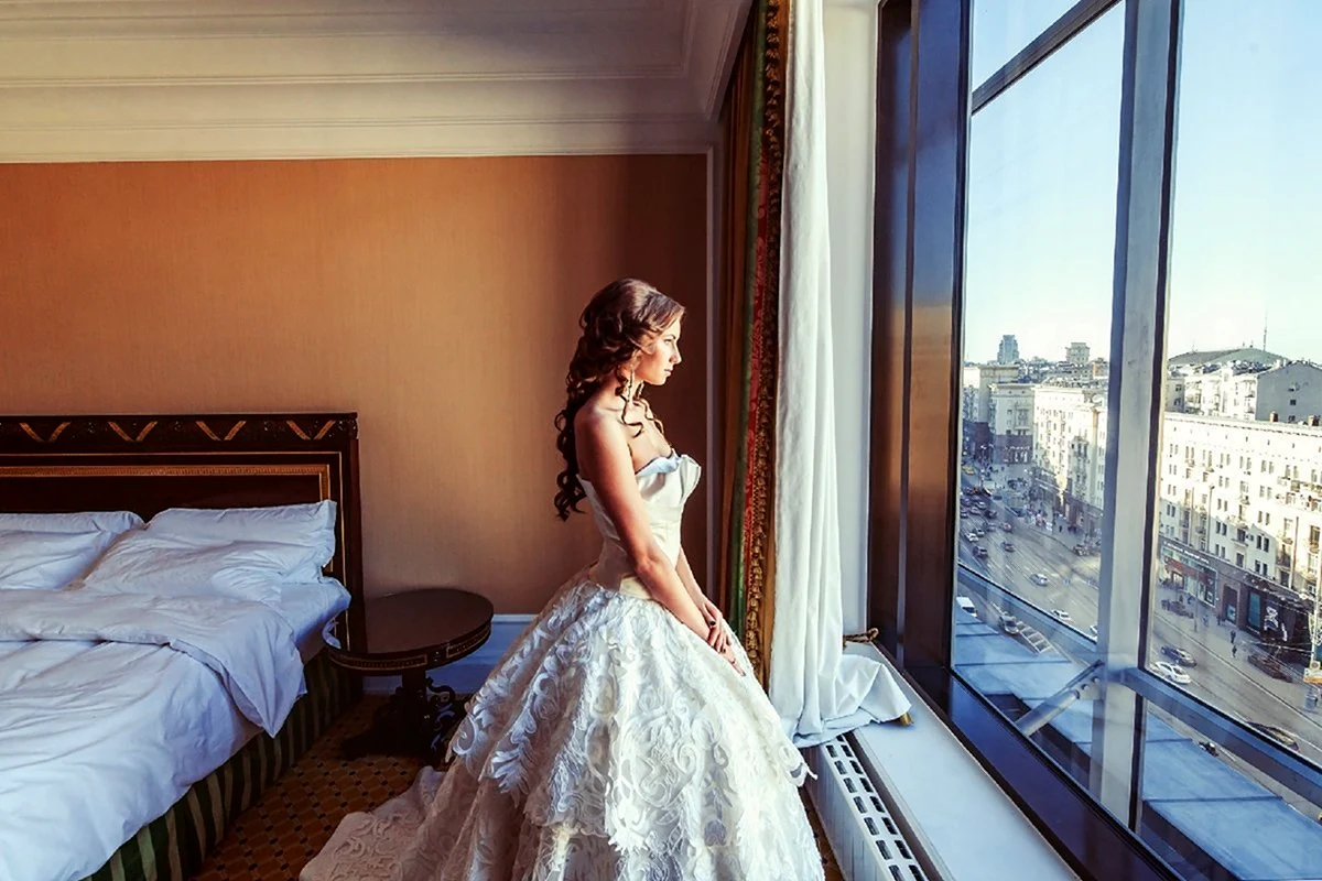 Фотосессия невесты в отеле