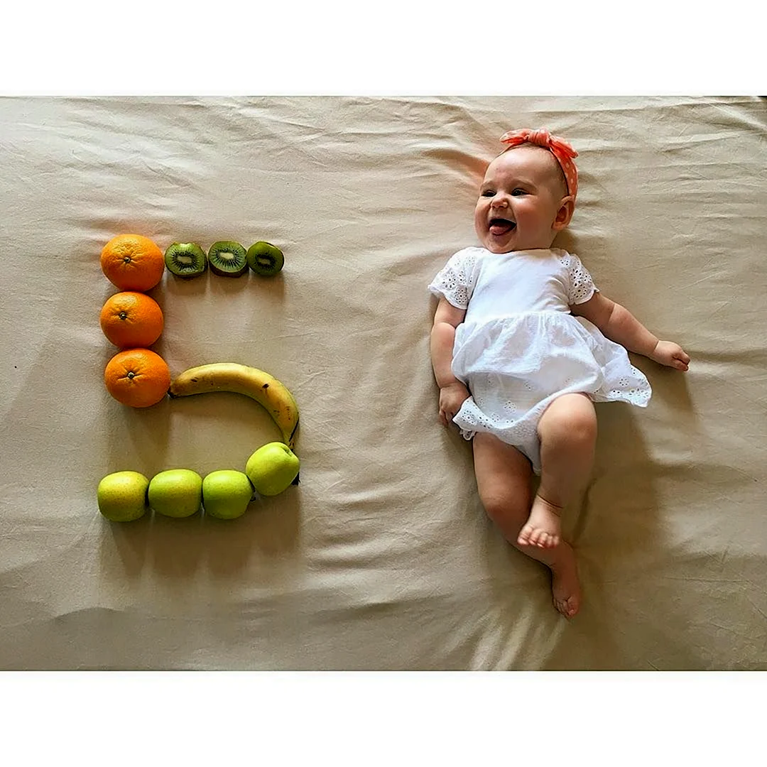 Фотосессия новорожденного по месяцам с фруктами