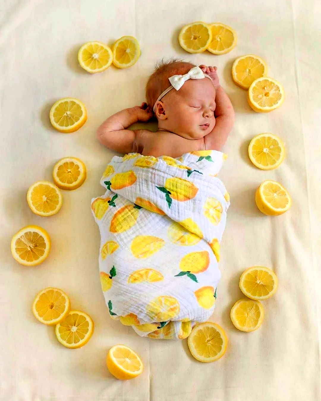 Фотосессия новорожденных с фруктами