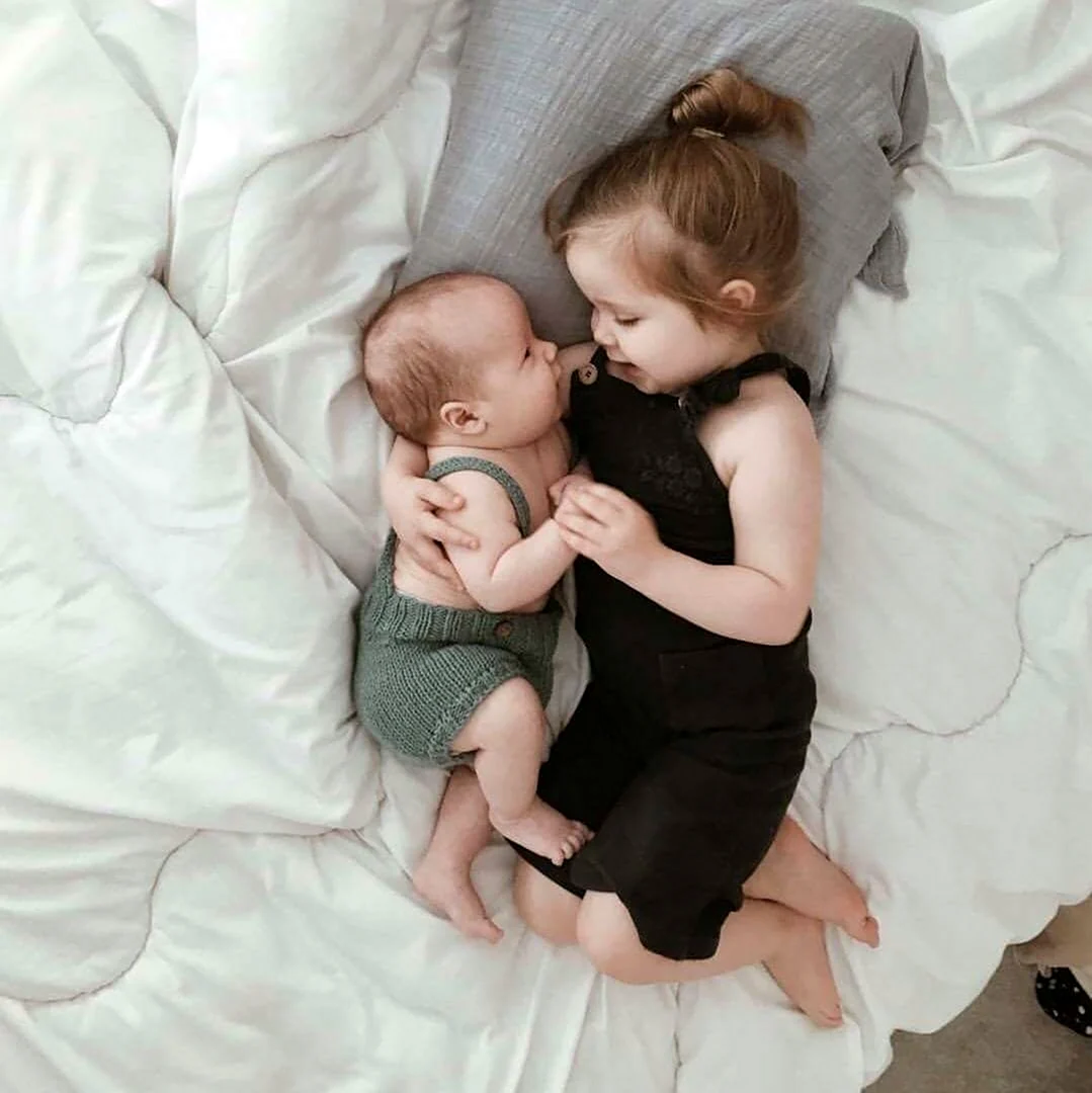 Фотосессия новорожденных с сестрой