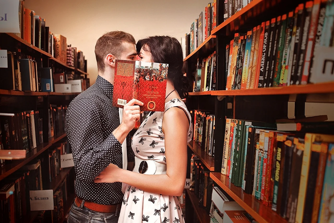 Фотосессия пары в библиотеке