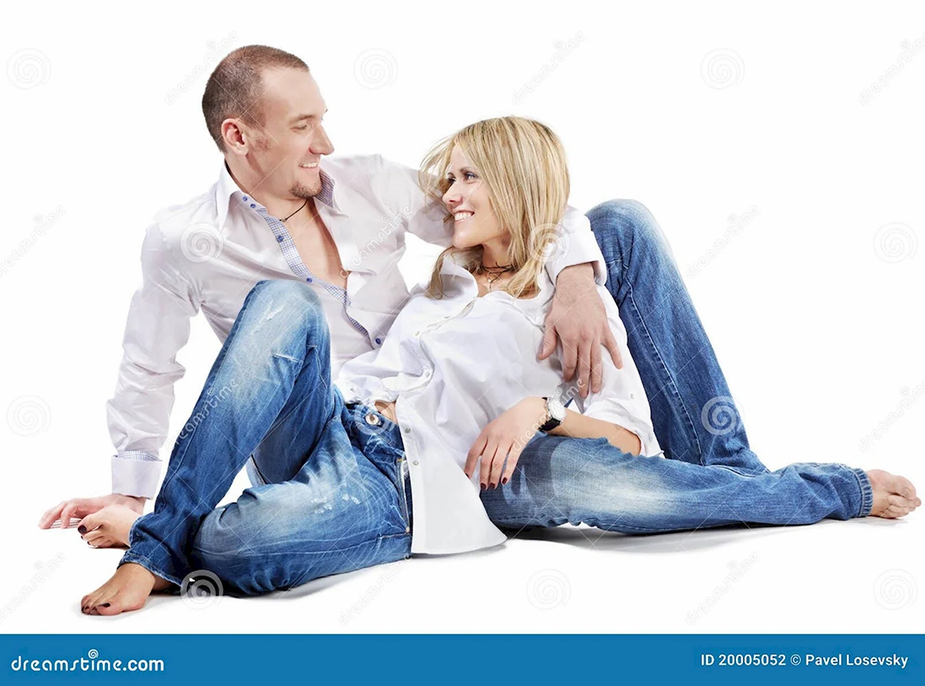 Фотосессия пары в рубашках и джинсах