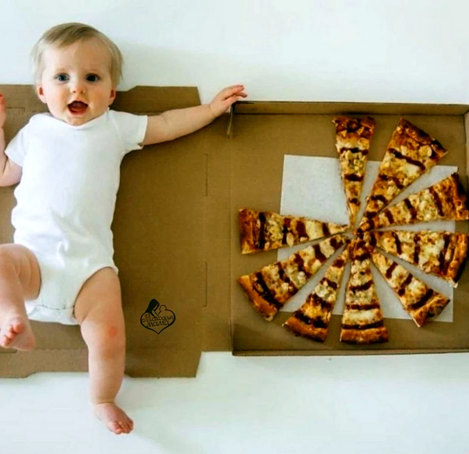 Фотосессия по месяцам малыша с пиццей