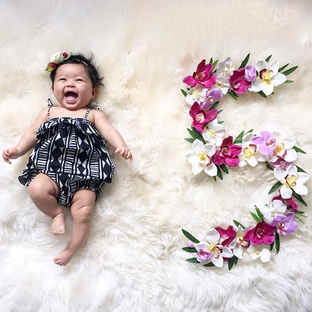 Фотосессия ребенка по месяцам с цветами