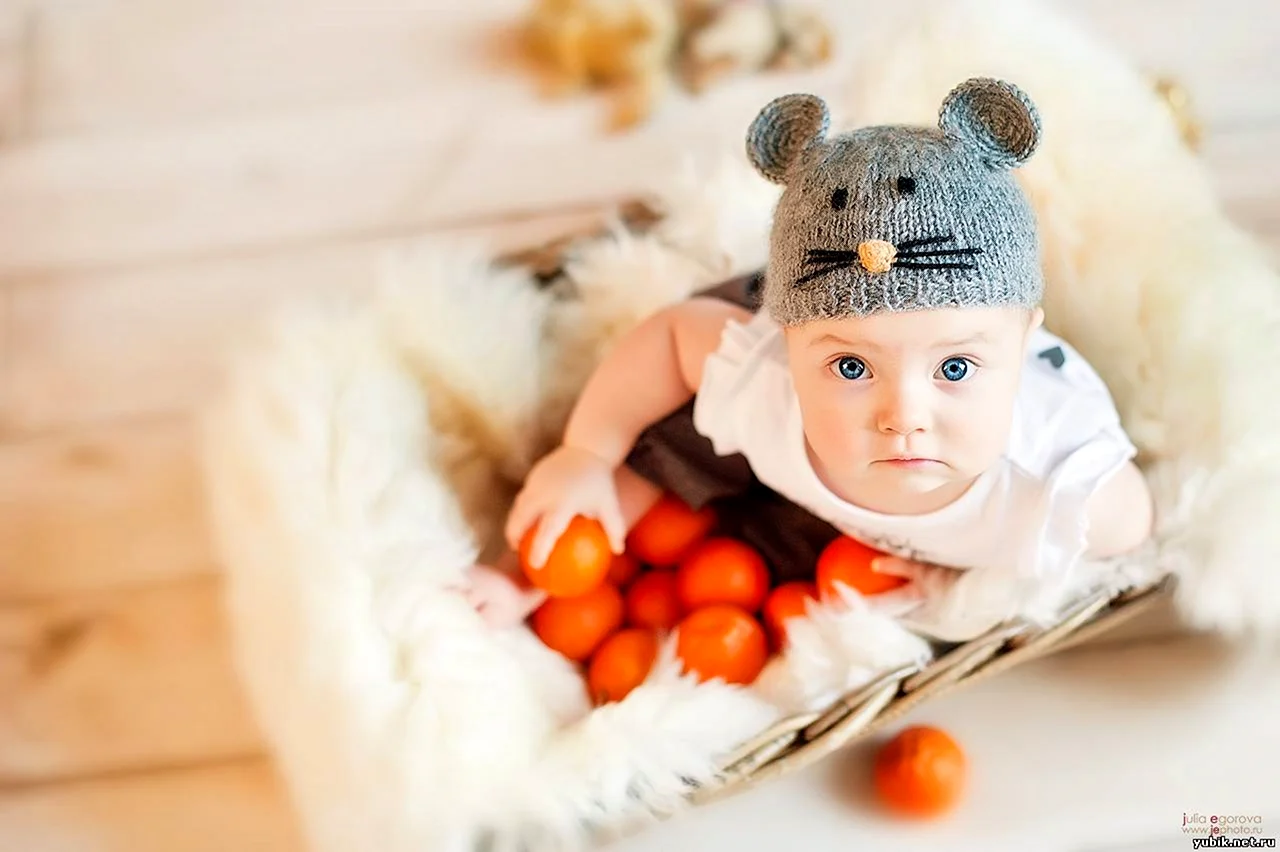Фотосессия ребенка с мандаринами