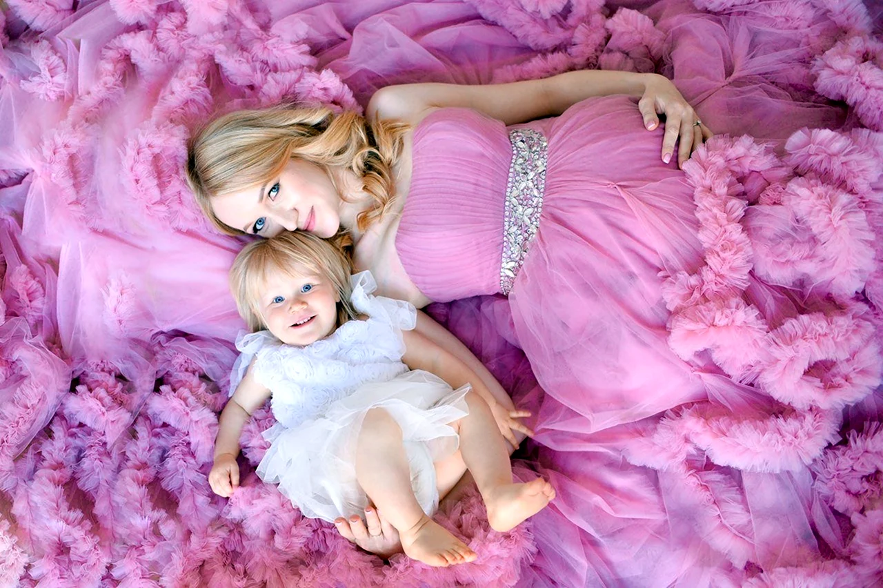 Фотосессия ребенка в пышном розовом платье