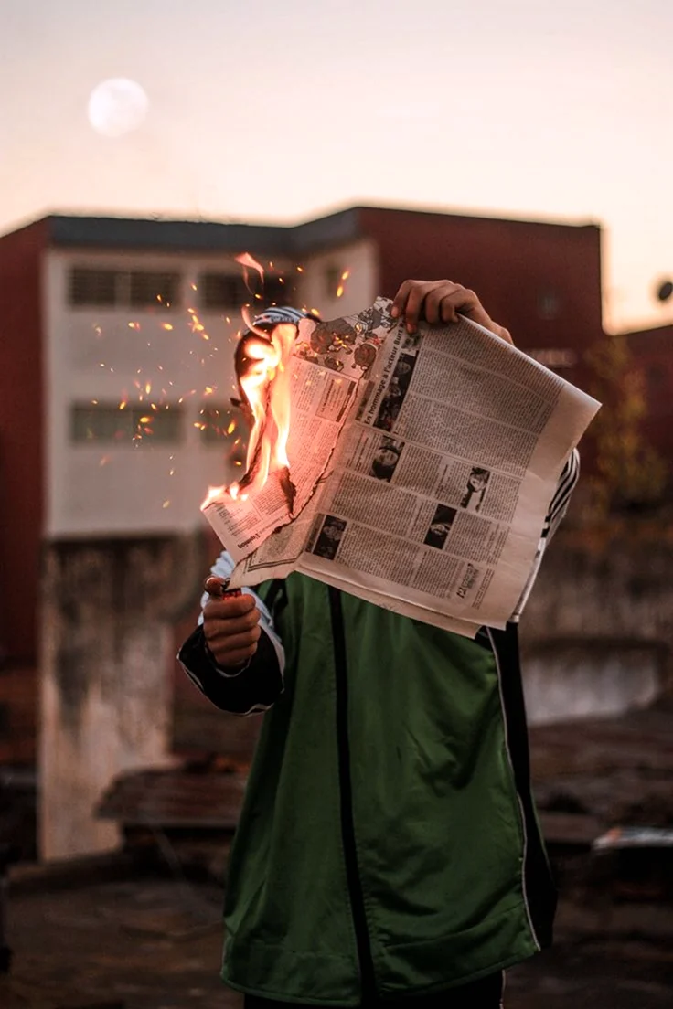 Фотосессия с горящей газетой