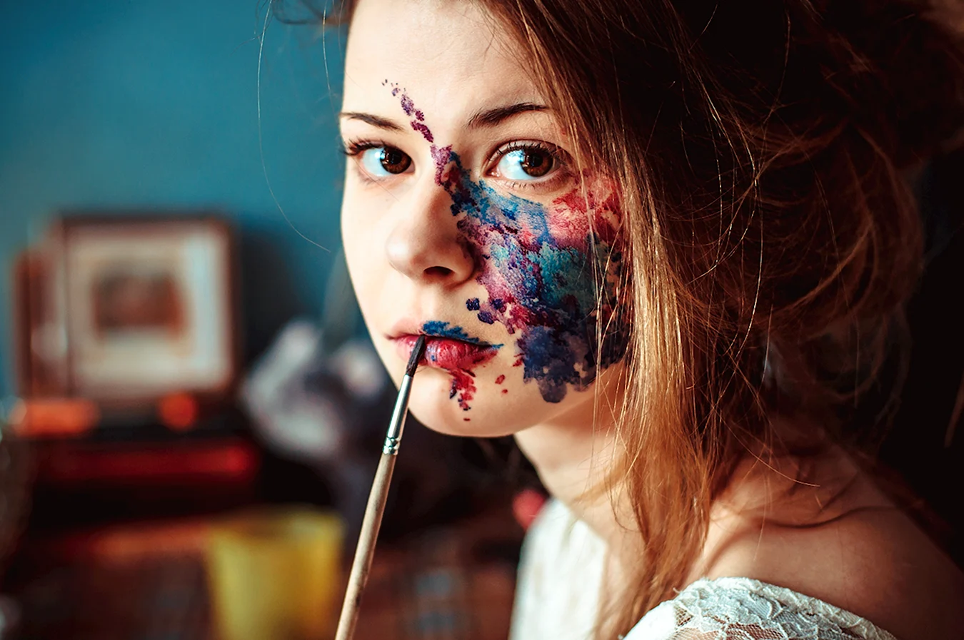 Фотосессия с красками на лице