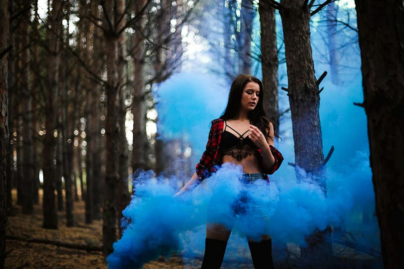 Фотосессия с цветным дымом в лесу