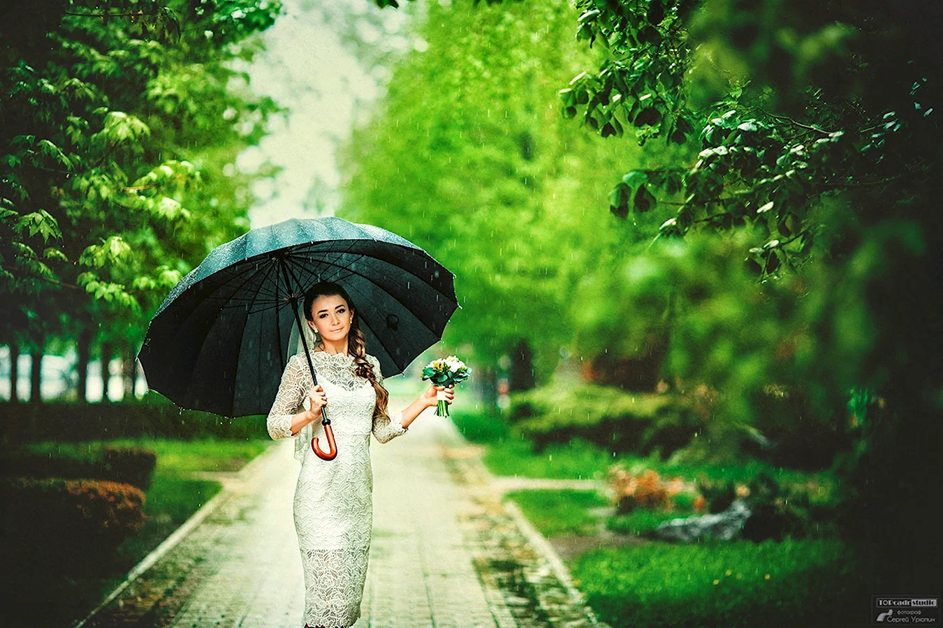 Фотосессия с зонтом летом