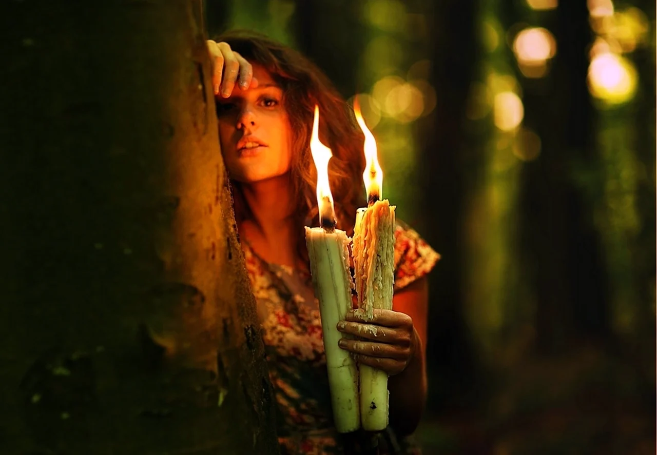 Фотосессия со свечами в лесу
