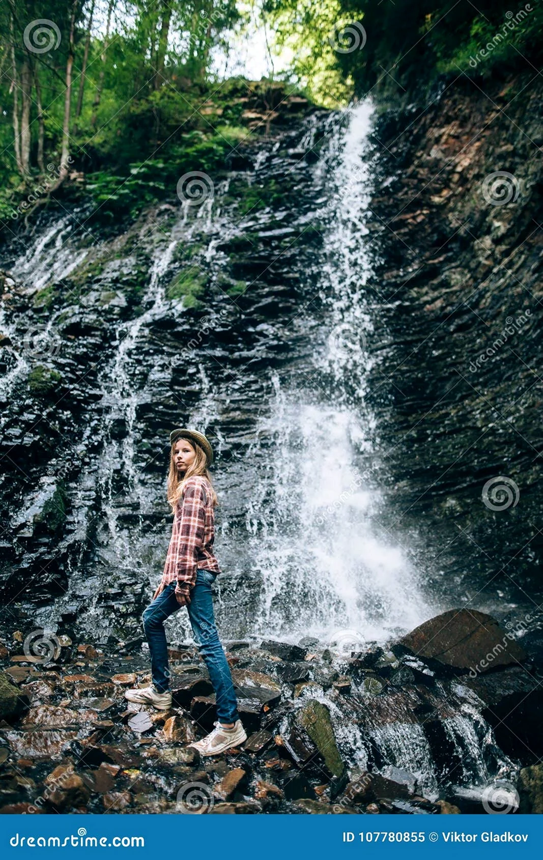 Фотосессия у водопада в одежде