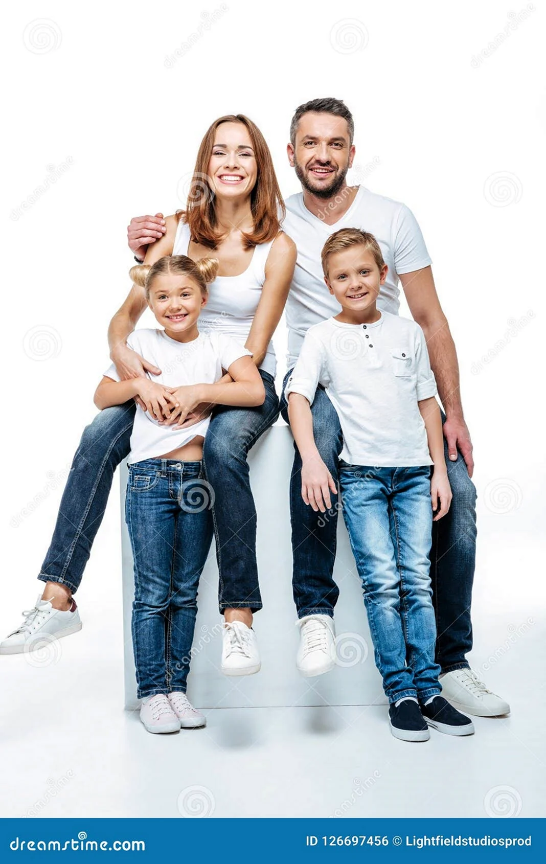 Фотосессия в белых футболках и джинсах семейная