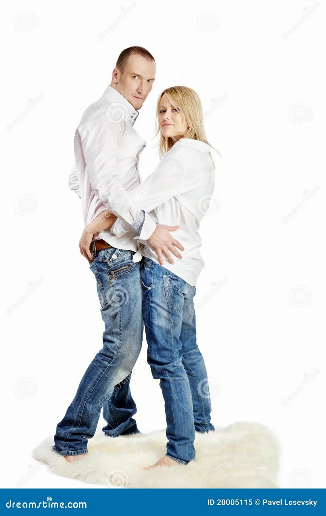 Фотосессия в белых рубашках и джинсах семейная
